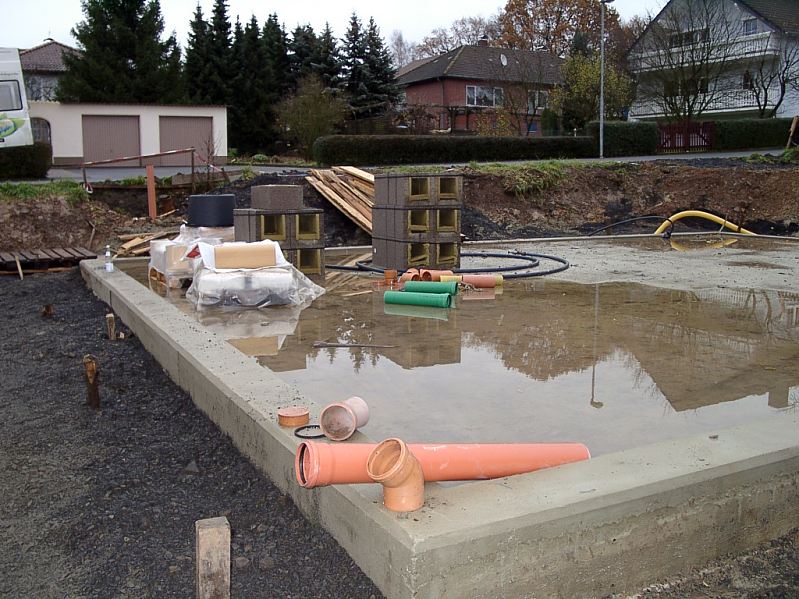 Bodnplatte mit neu gegossener Aufkantung.jpg (115173 Byte)